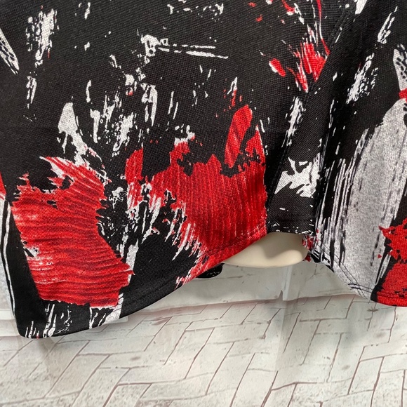 Avenue Womens Black Red White 3/4 Sleeves Asymmetrical Hem Top Blouse Plus 26 28 - Picture 15 of 16